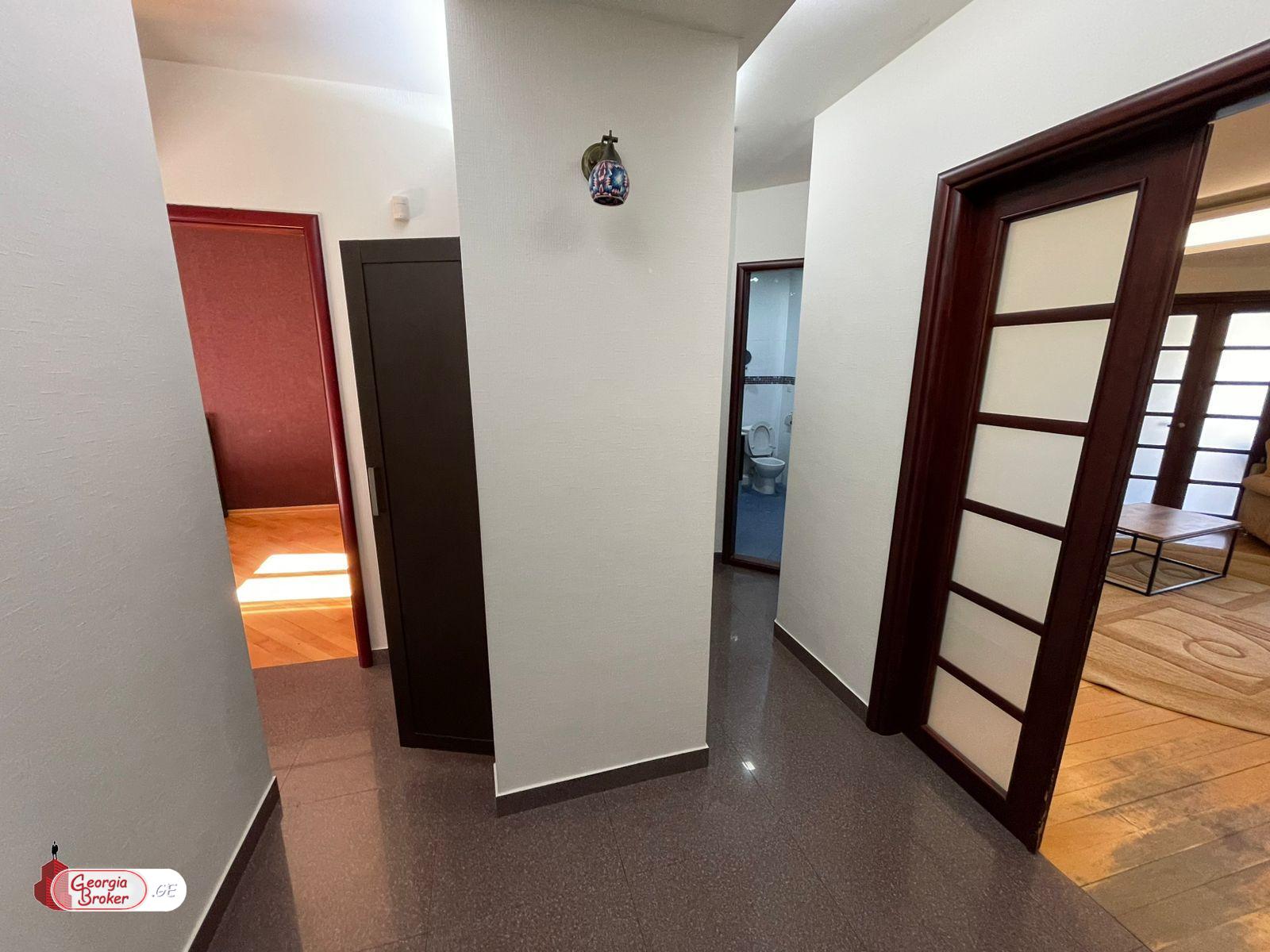 продается квартира с новым ремонтом 3-комнаты